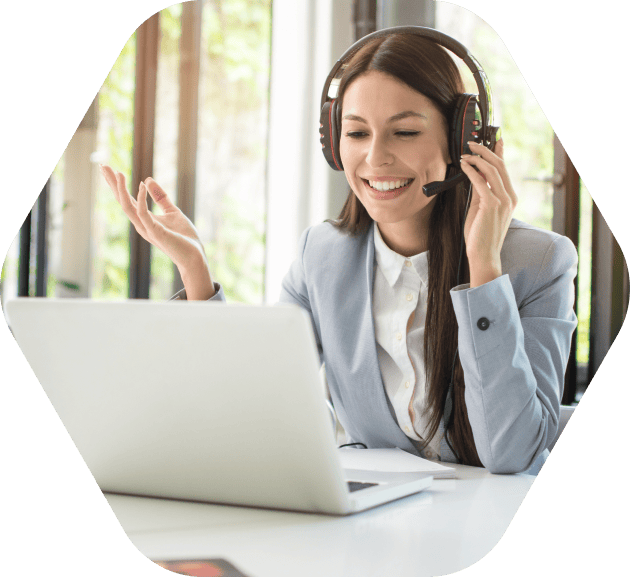 Customer-Service Mitarbeiterin am Laptop