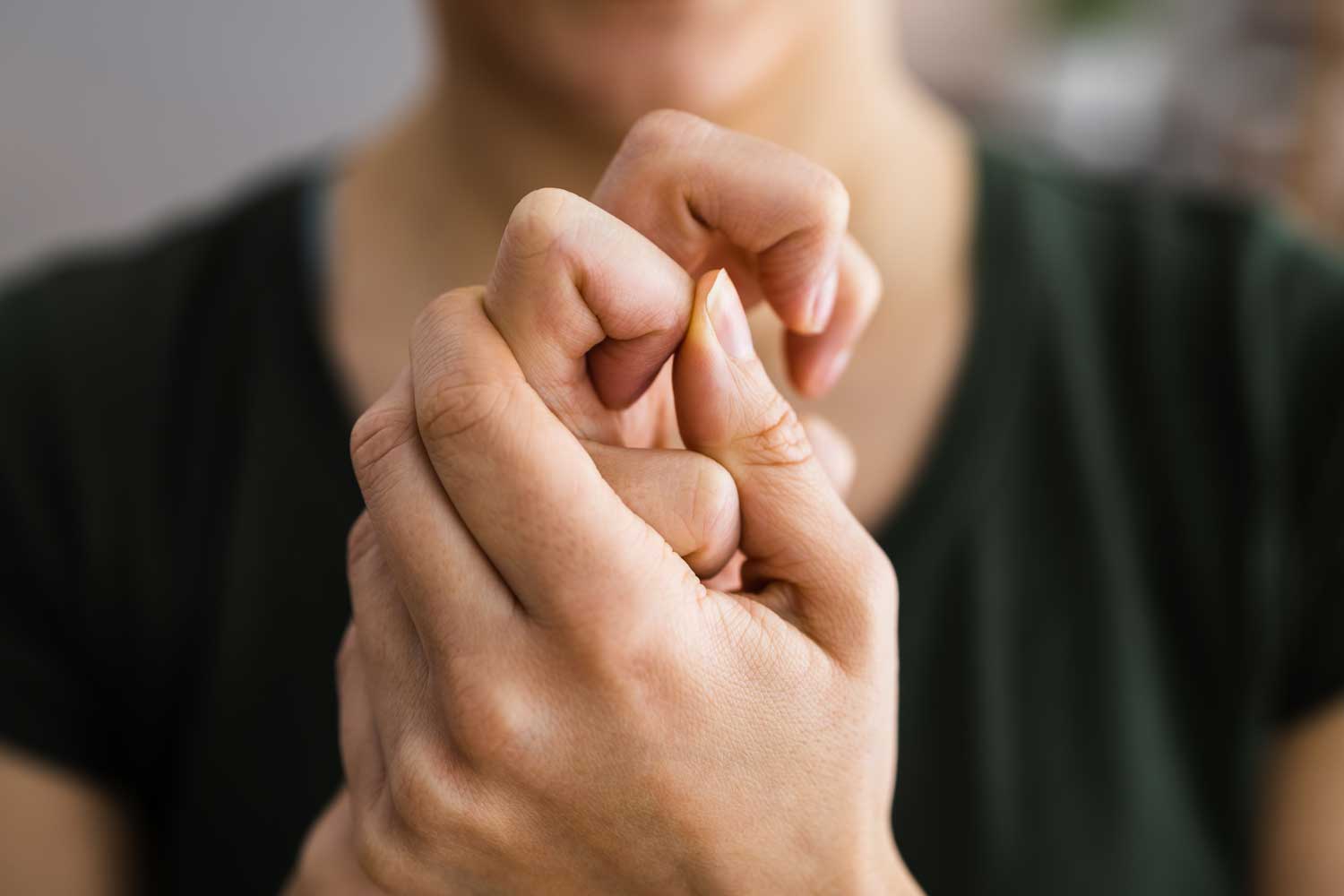 Warum Gelenke knacken – Ursachen und Tipps zur Gelenkgesundheit. Warum Gelenke knacken: Ursachen und ob das Knacken gesundheitsschädlich ist.