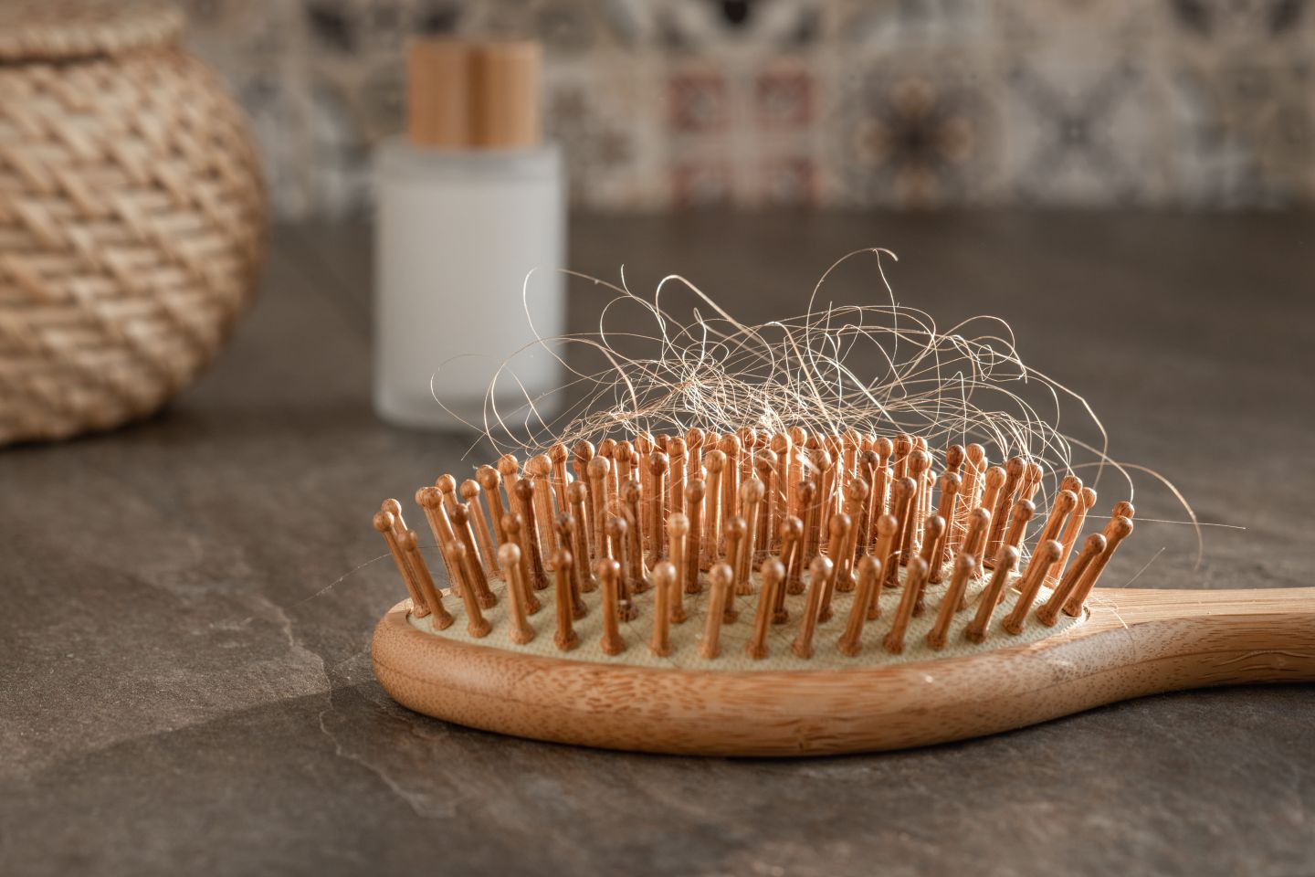 Haarausfall – Alles, was du über Ursachen und Behandlungsmöglichkeiten wissen musst. Haarausfall erklärt: Ursachen, Symptome und Lösungen für Haarausfall.