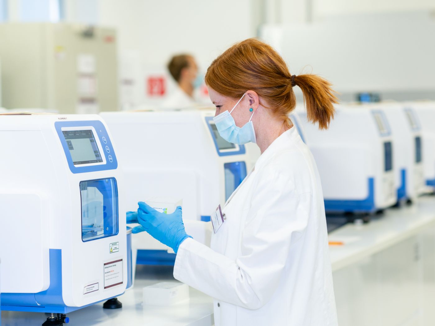 Mitarbeiterin im DNA-Labor von Novogenia